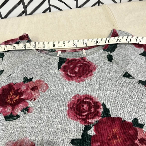 Cold shoulder Bell Sleeve Gray Rose Long Sleeve Top, Size Small - Picture 13 of 16